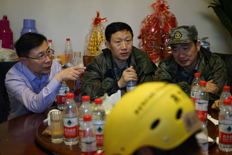 政府副市长戚哮虎,浙江省军区副参谋长徐学清,杭州警备区司令潘方敏